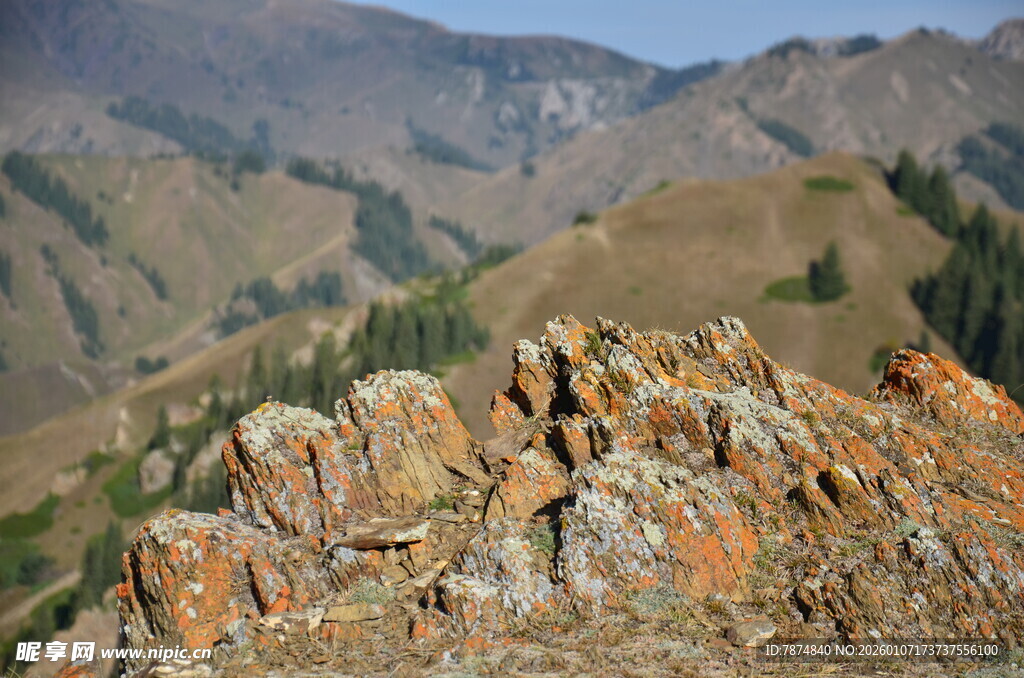 山间多彩岩石景观
