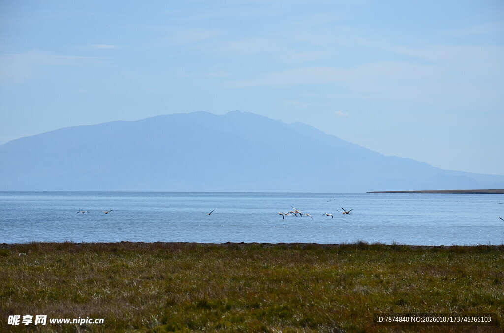 海边远景 远山与开阔水域