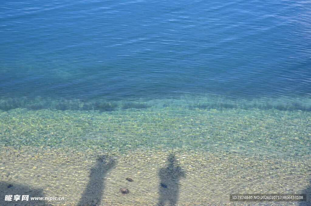 海边人影与清澈海水景象