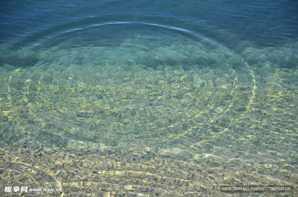 水面涟漪下的沙石景象