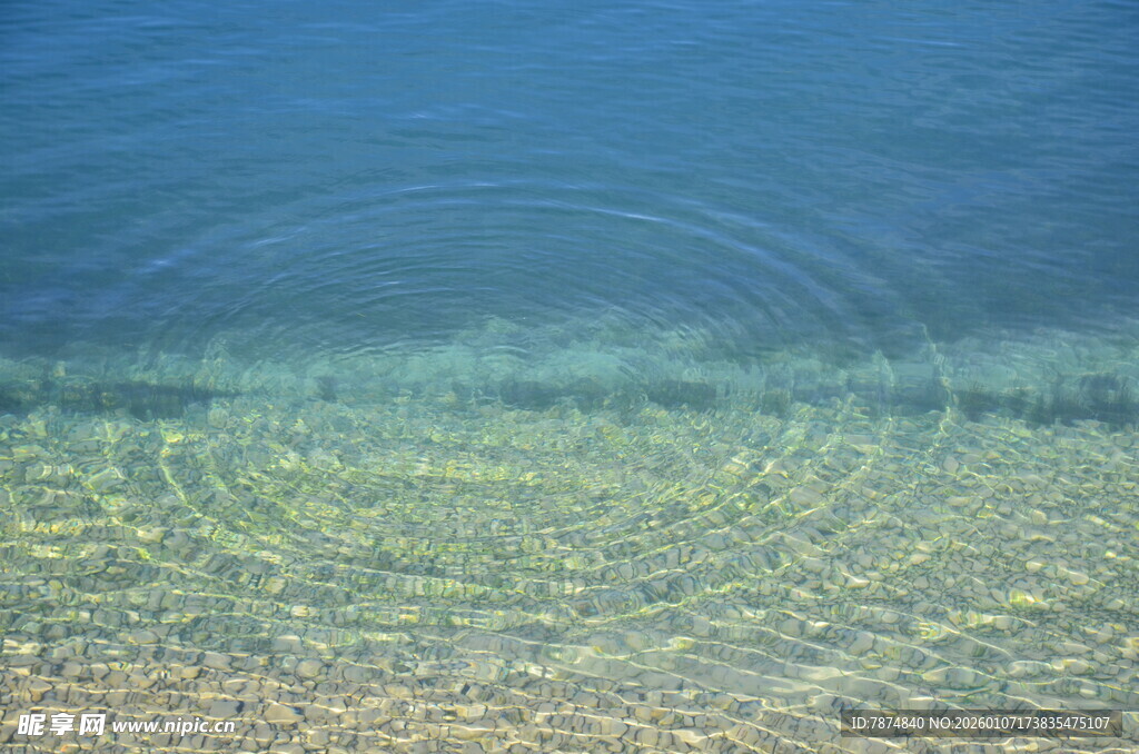 清澈水底的涟漪景象