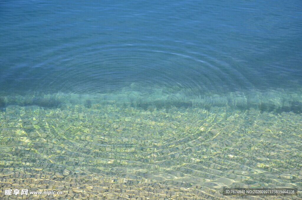 清澈水面泛起层层涟漪