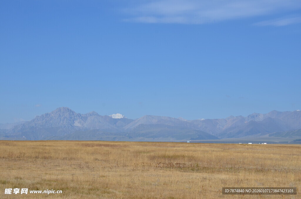广袤原野与远处山峦
