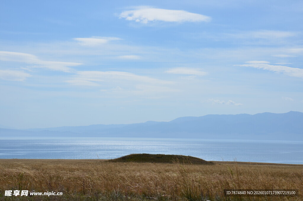 广阔草原与远处山水景致
