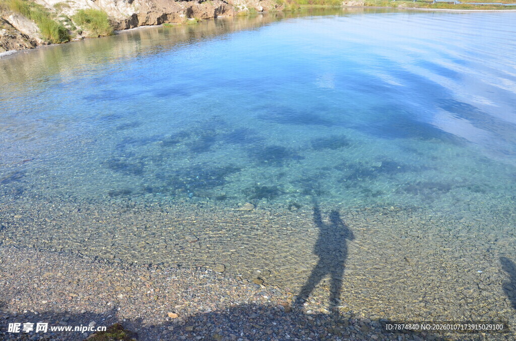 清澈湖水中的人影倒影