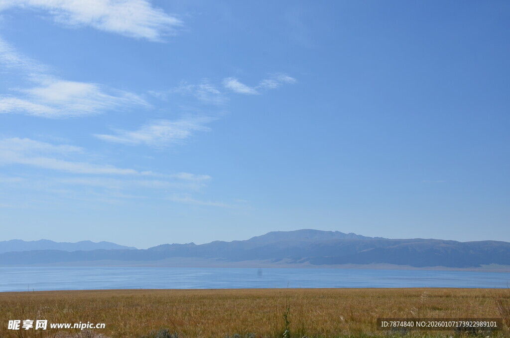 广阔草原与远山蓝天美景