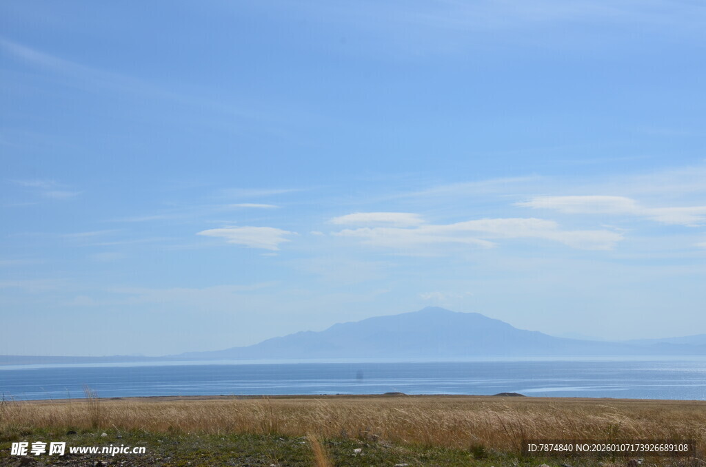 海边远景远山与蓝天