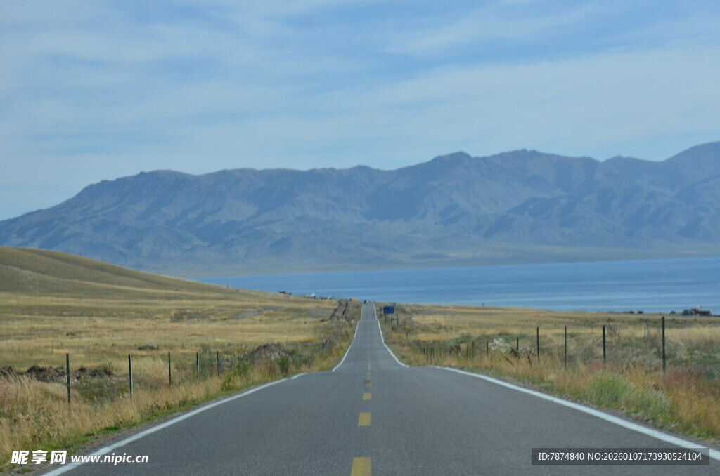 旷野公路通向远方湖泊