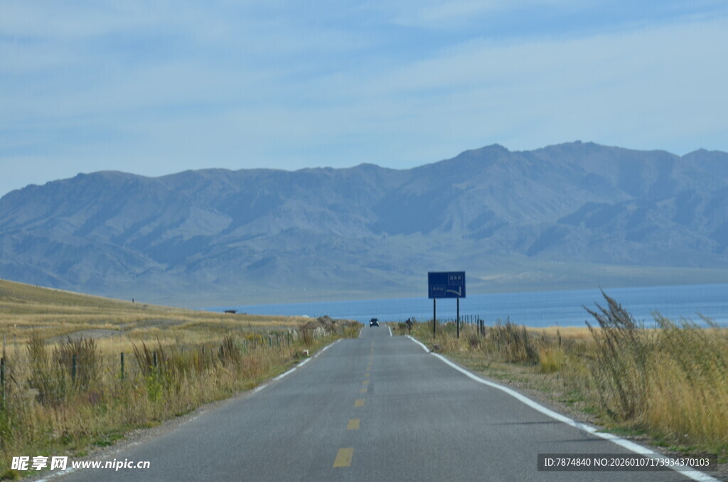 公路伸向远方的壮美风景