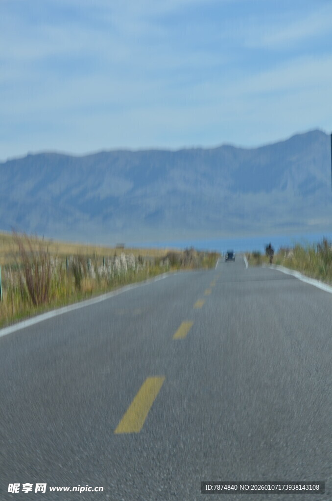 宽阔公路通向远方美景