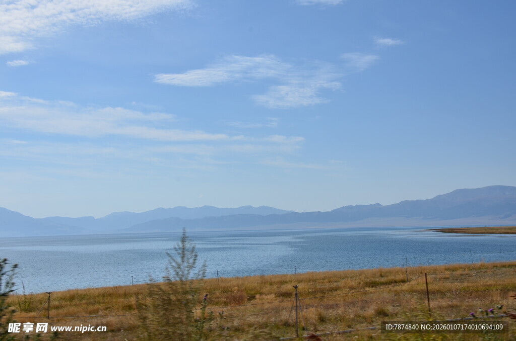 湖畔风光 蓝天碧水草地