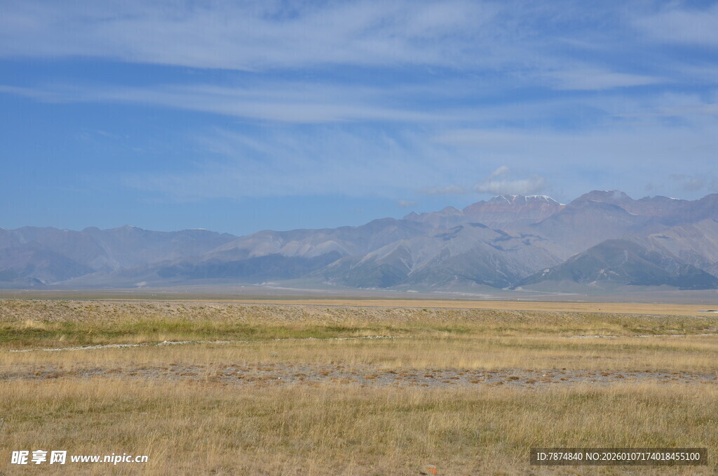 广袤草原与远处山峦景色