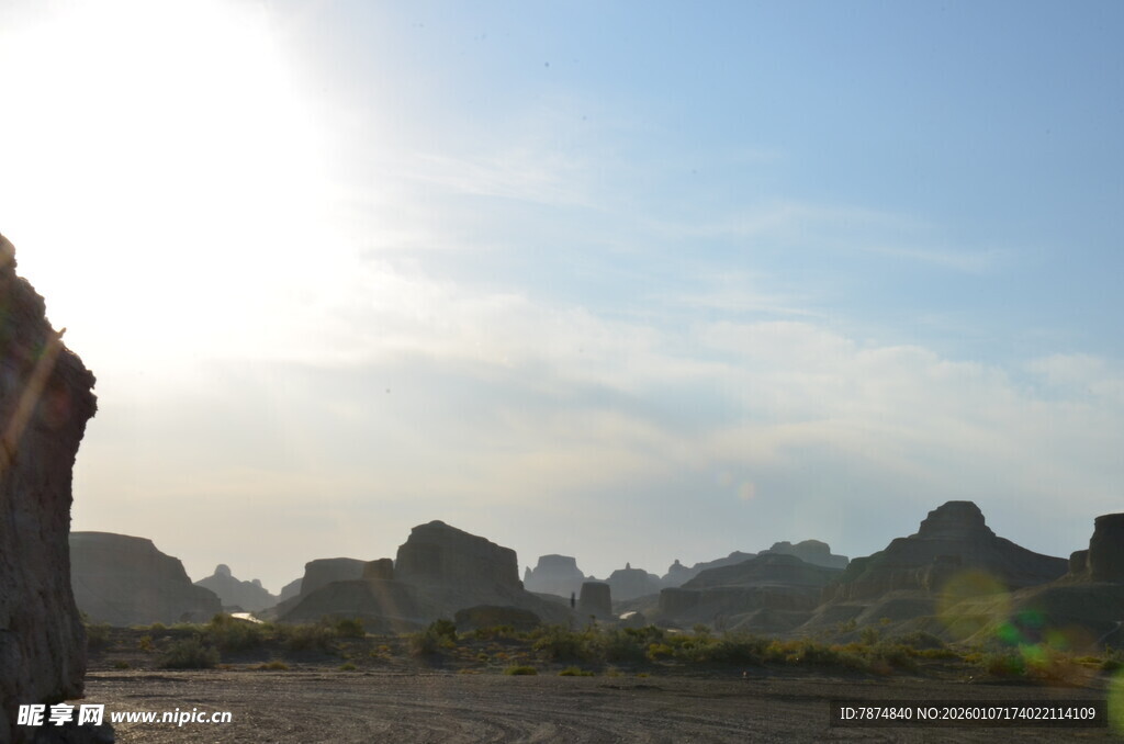 夕阳下的壮丽山峦景色