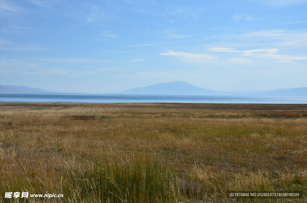 广袤草原与远处蓝天相接
