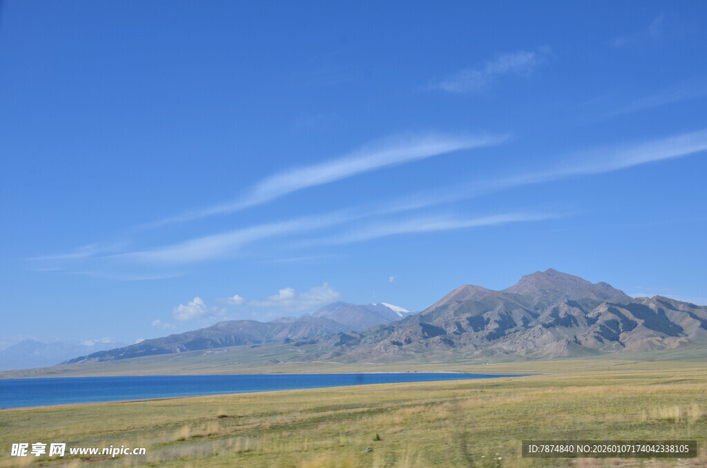 辽阔草原与远山湖泊美景