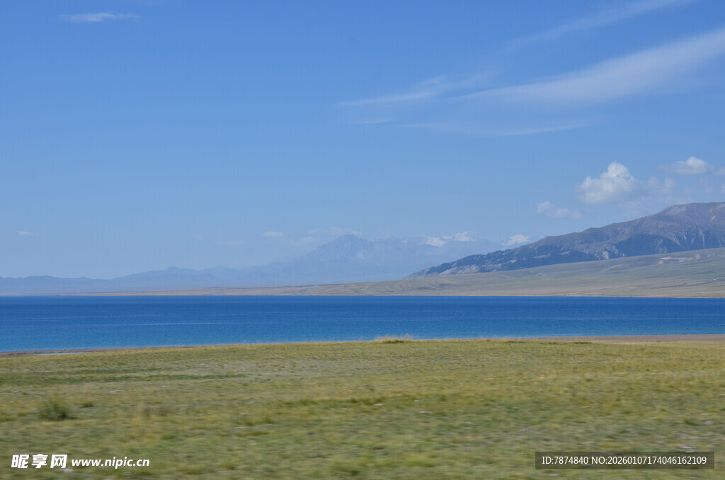 草原湖畔风光