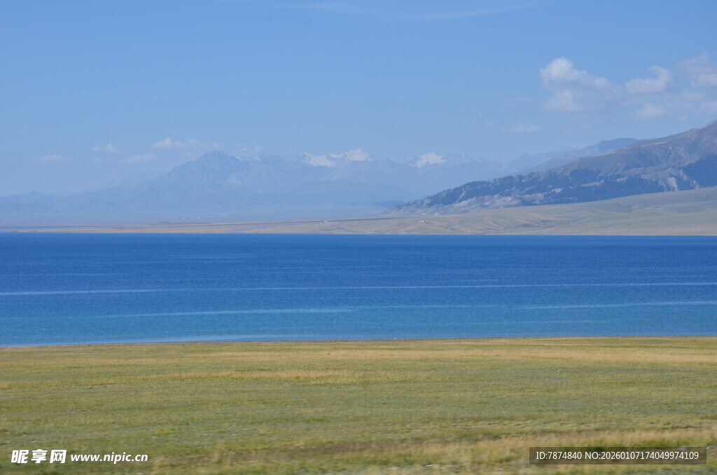 辽阔湖畔草原与远山美景