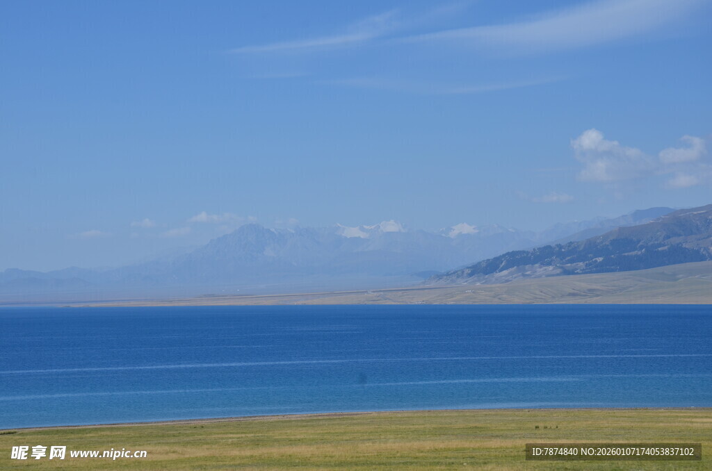 辽阔湖畔草原与蓝天美景