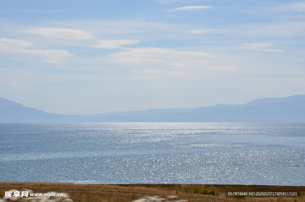 广阔湖景与远山