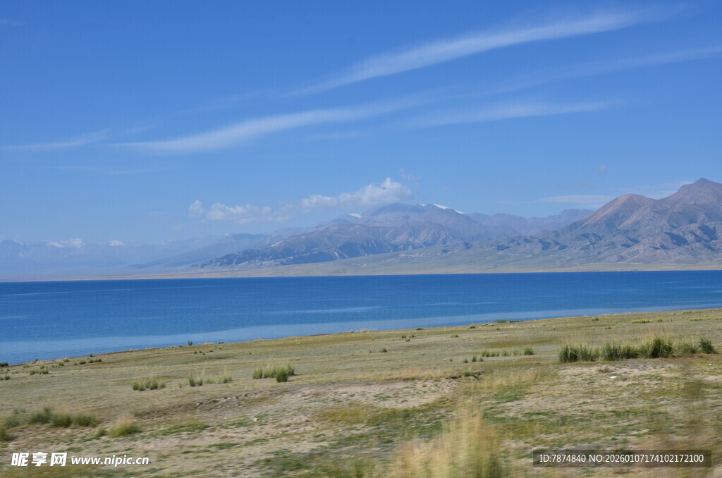 湖畔草原与远山蓝天美景