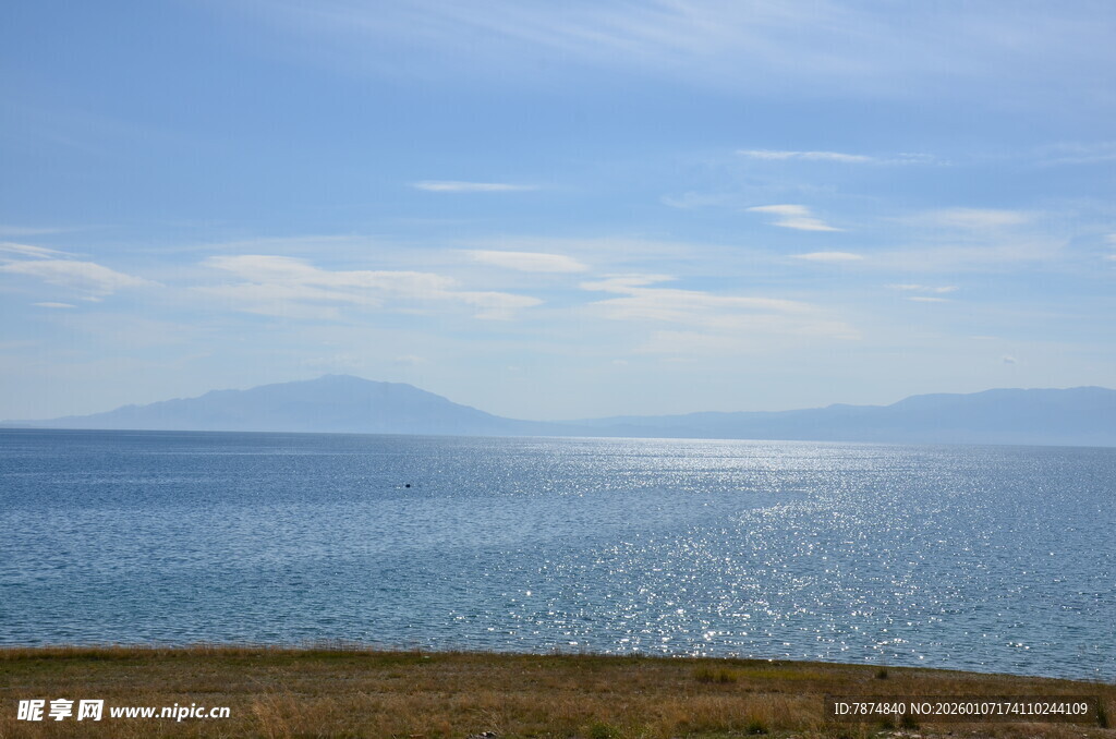 海边风光 远处山峦与蓝天