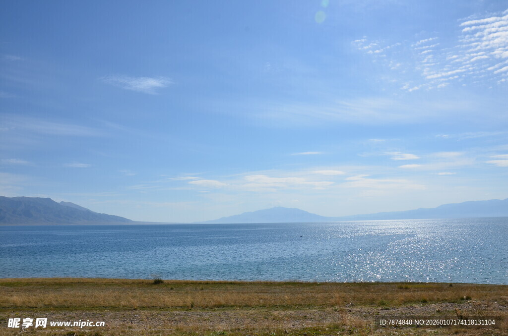 广阔湖畔蓝天美景