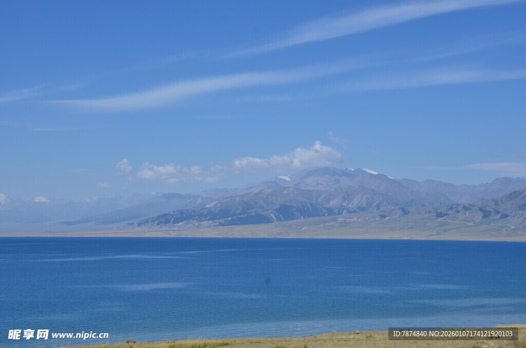 蓝色湖泊与远山美景
