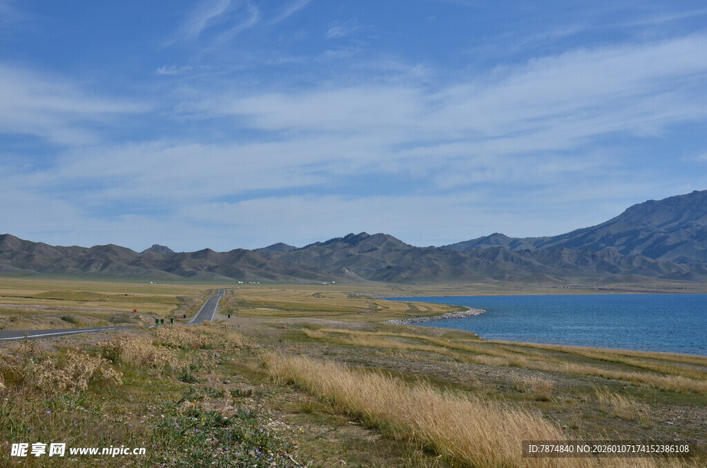 湖畔旷野 远山蓝天相映