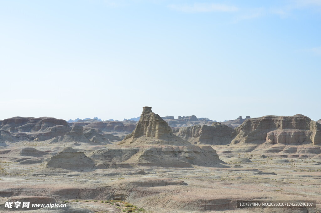 荒凉戈壁地貌景观