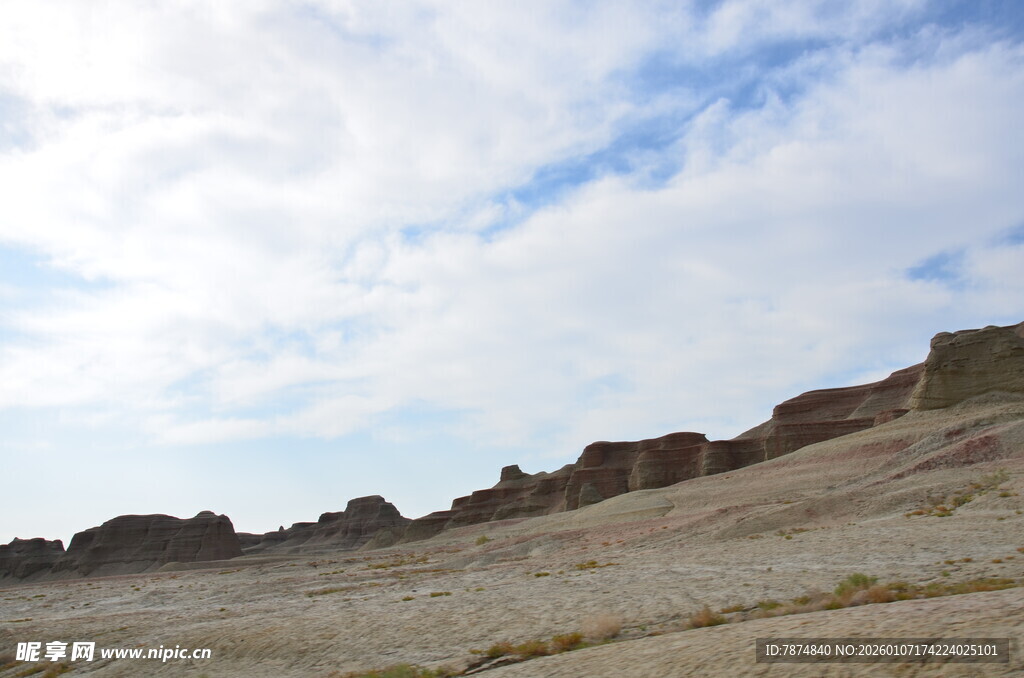 荒漠山丘与蓝天白云