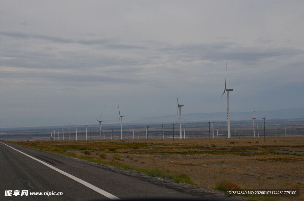 公路旁的风力发电机组