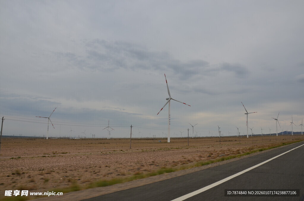 公路旁的风力发电景观