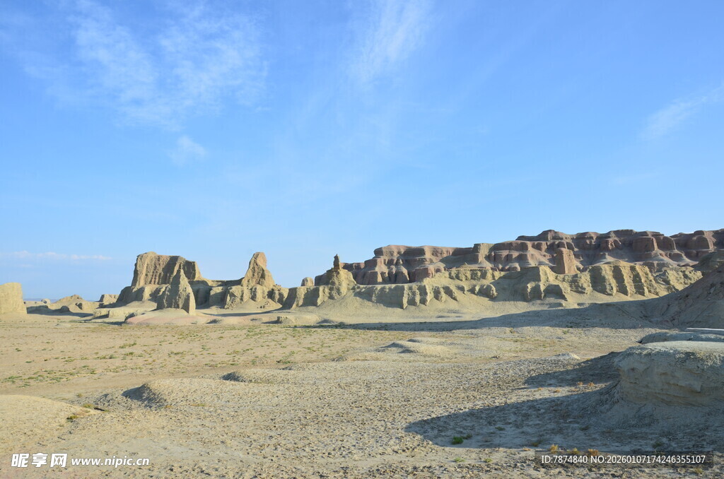 沙漠中的奇特岩石景观