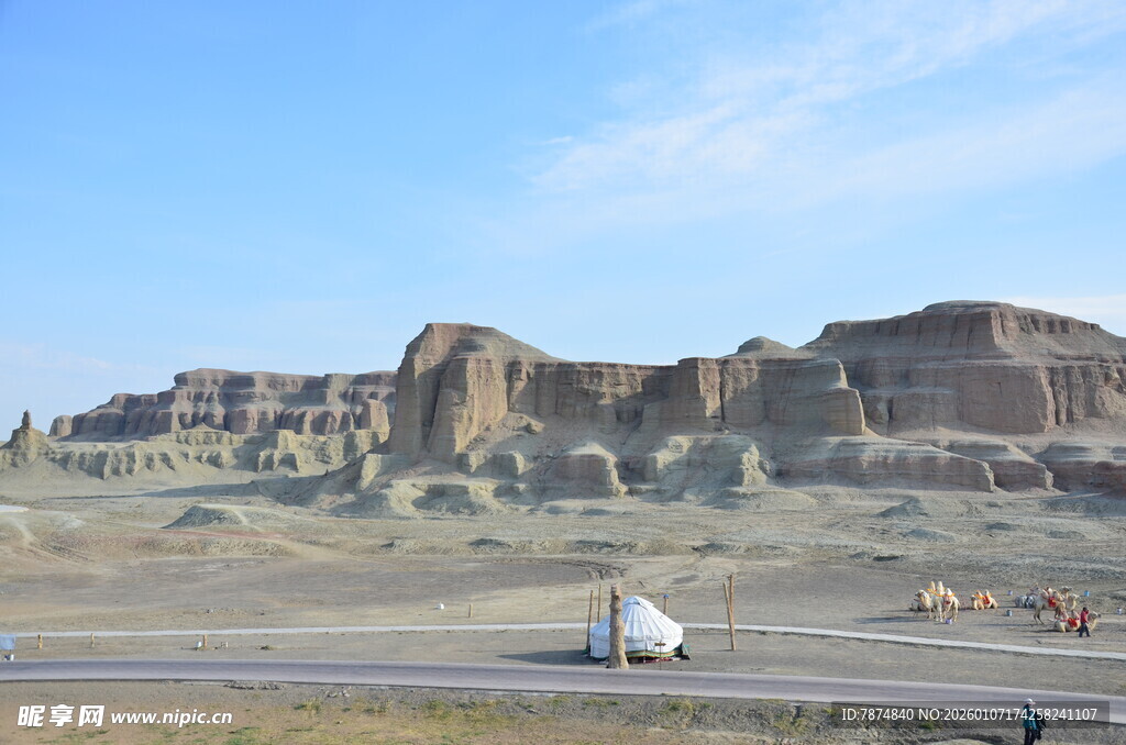 荒漠公路边的壮丽土林景观