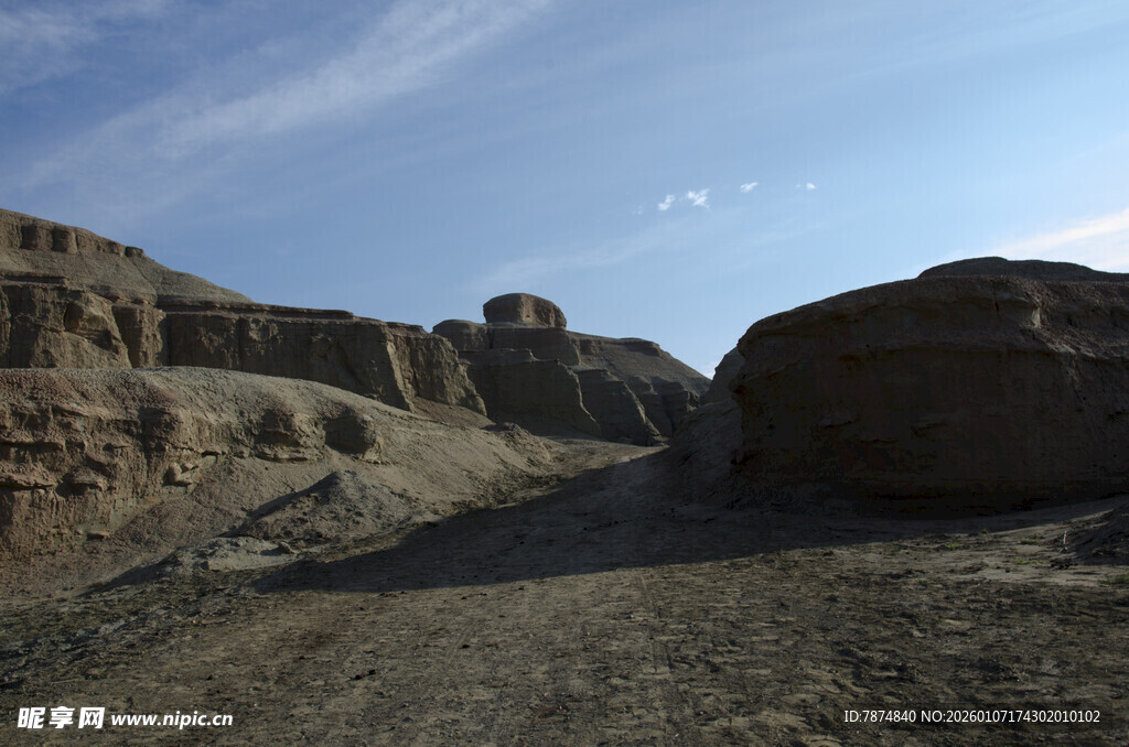 荒凉戈壁地貌景观
