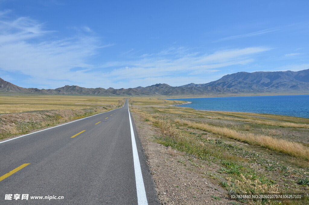 公路伸向蓝色湖泊美景