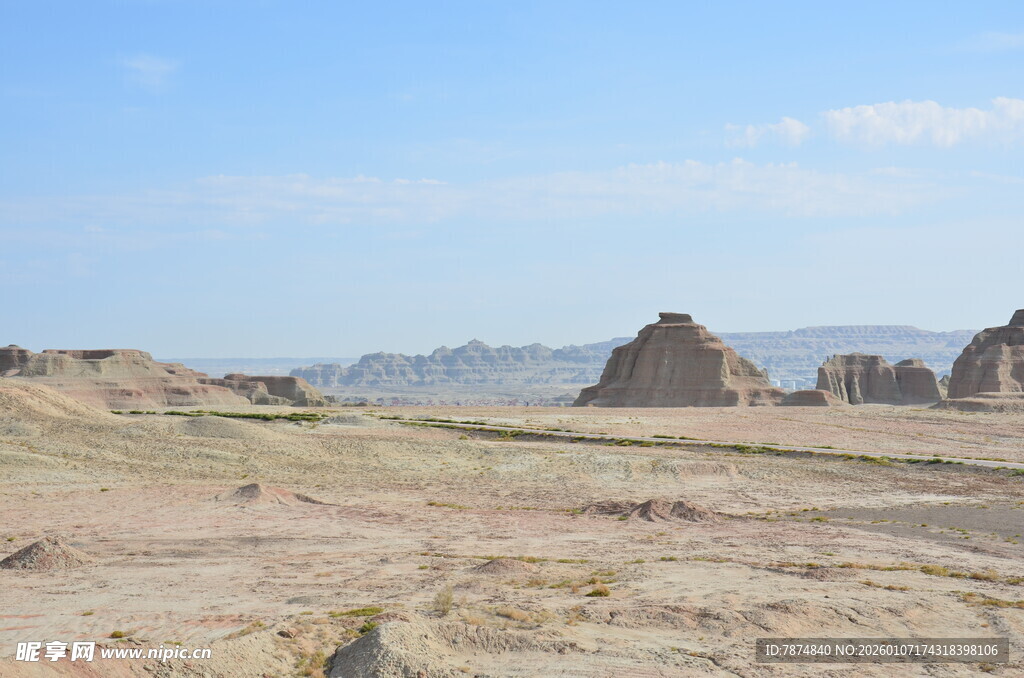 荒凉沙漠中的古老遗迹