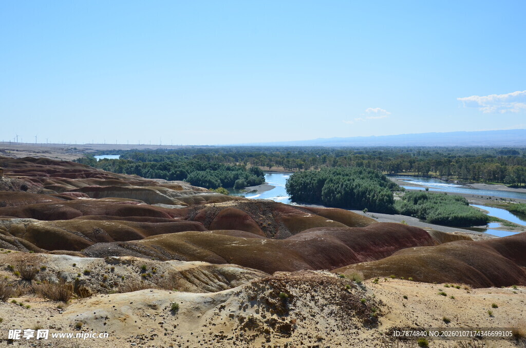 五彩丘陵间的蜿蜒河流