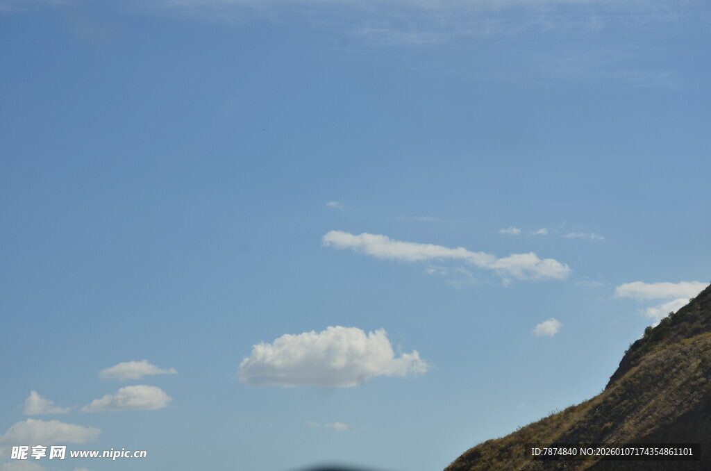 蓝天青山间的悠悠白云