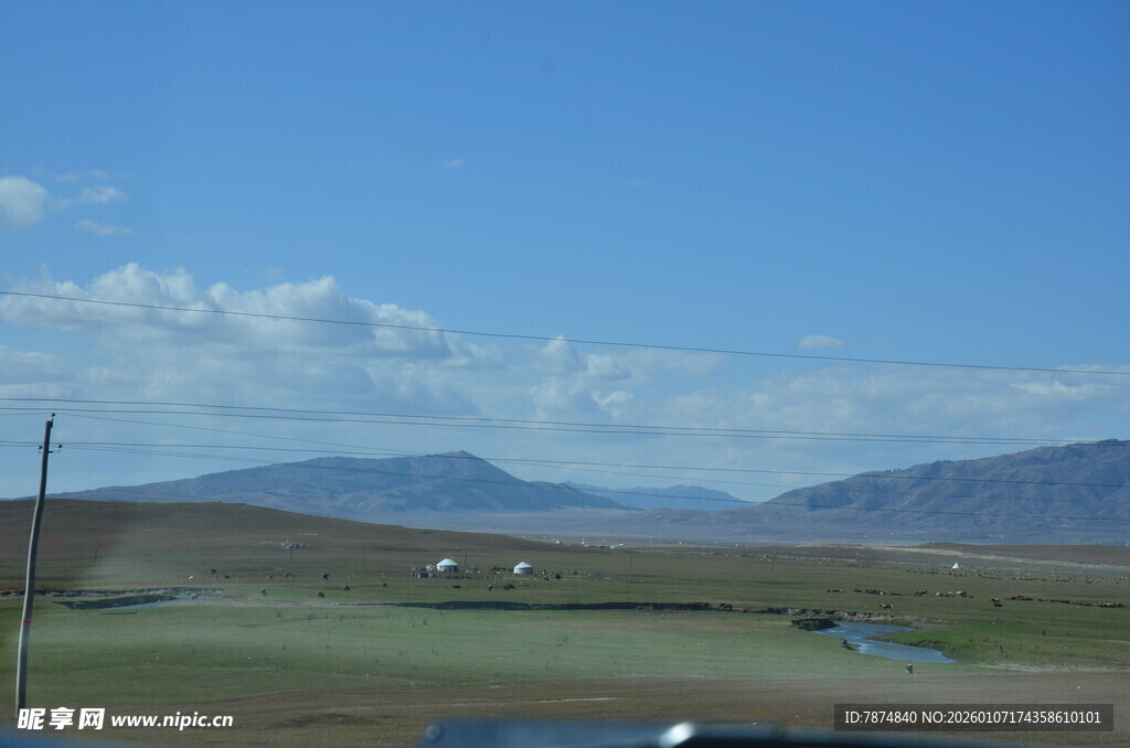 草原风光与远处山峦