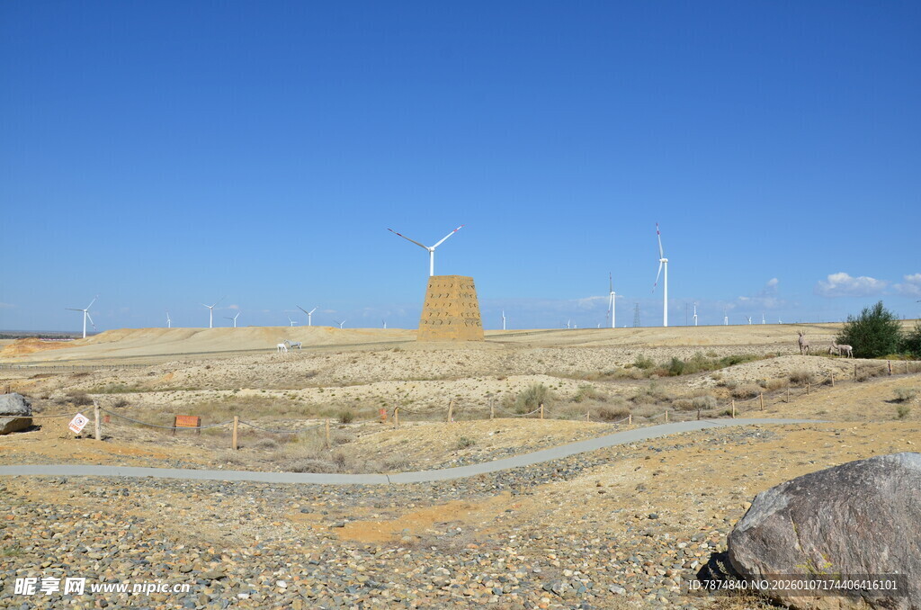 荒漠中的孤塔与风车景观