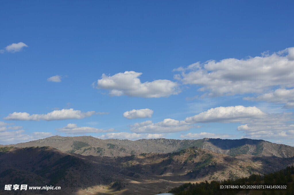 蓝天白云下的壮美山峦