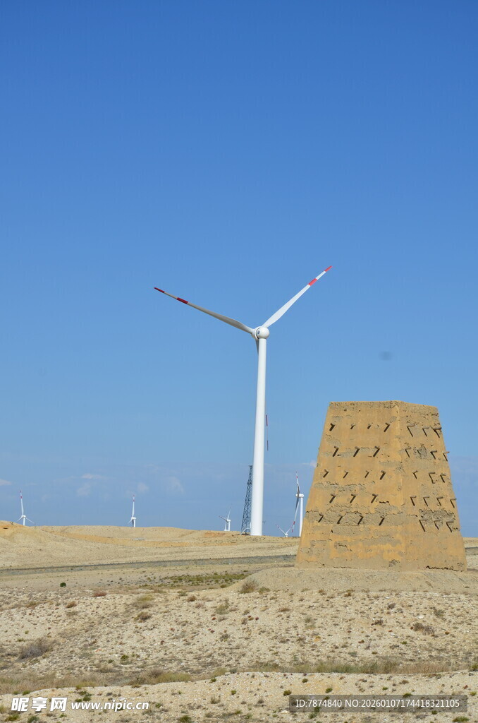 沙漠中的风车与古老建筑