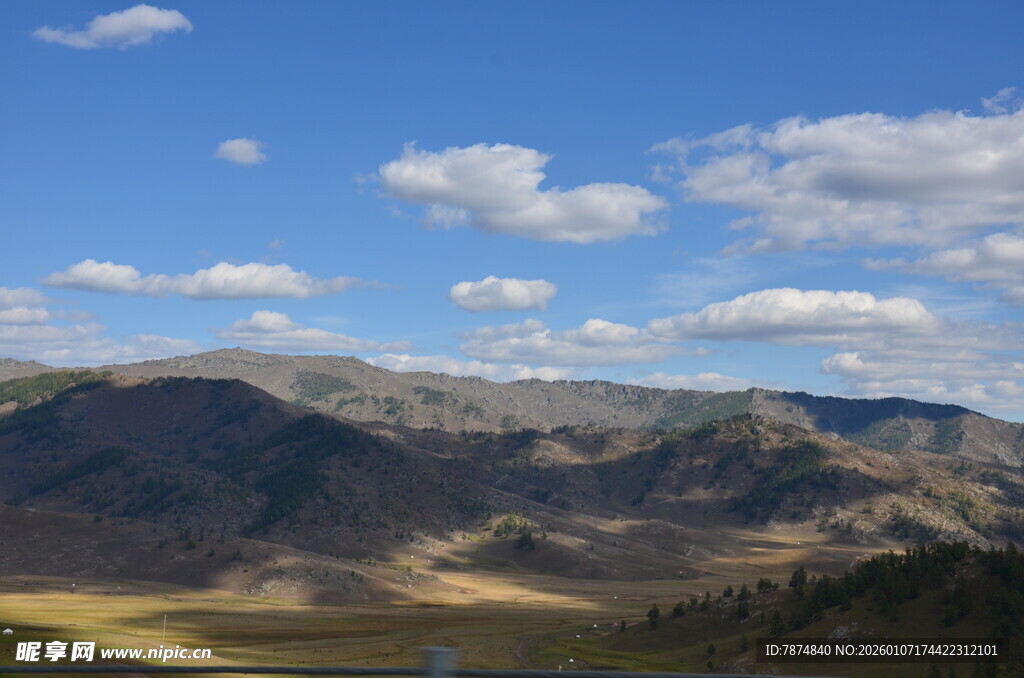 壮丽山景与蓝天白云