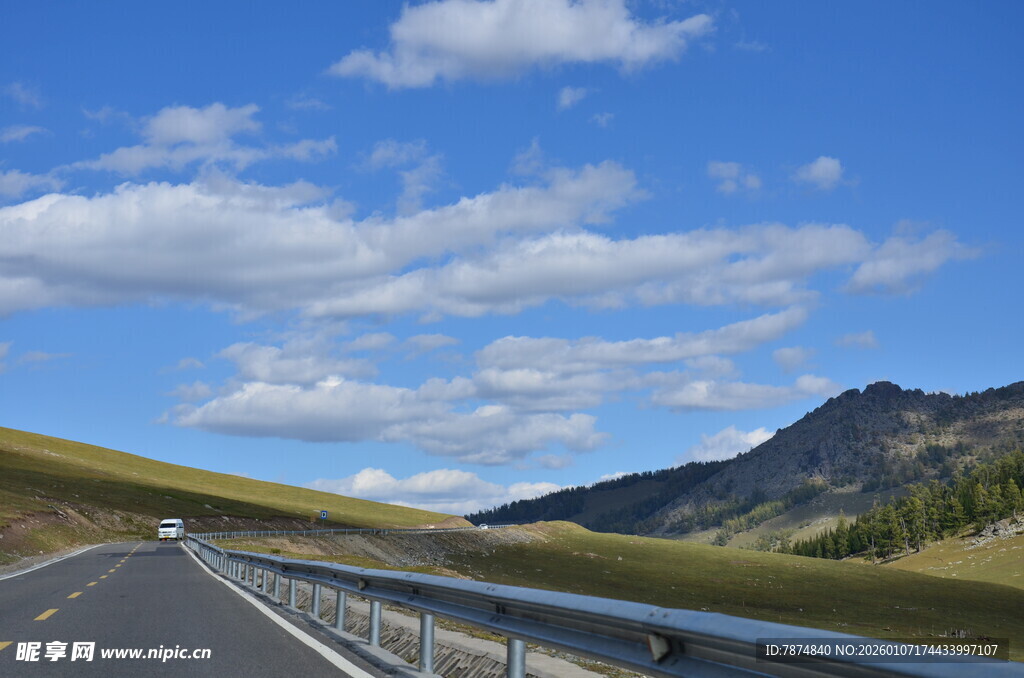 公路穿行于壮美山野之间
