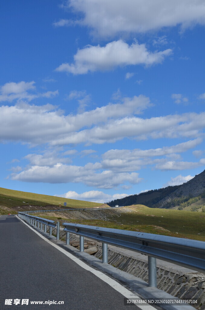 公路伸向远方的美丽风景