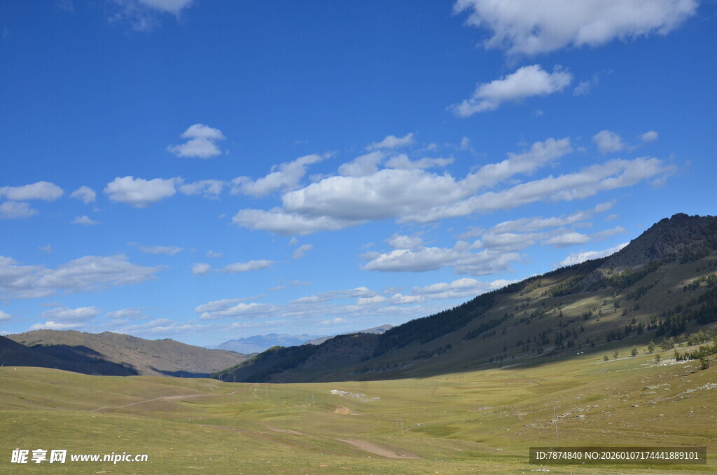 广阔草原与远山蓝天美景
