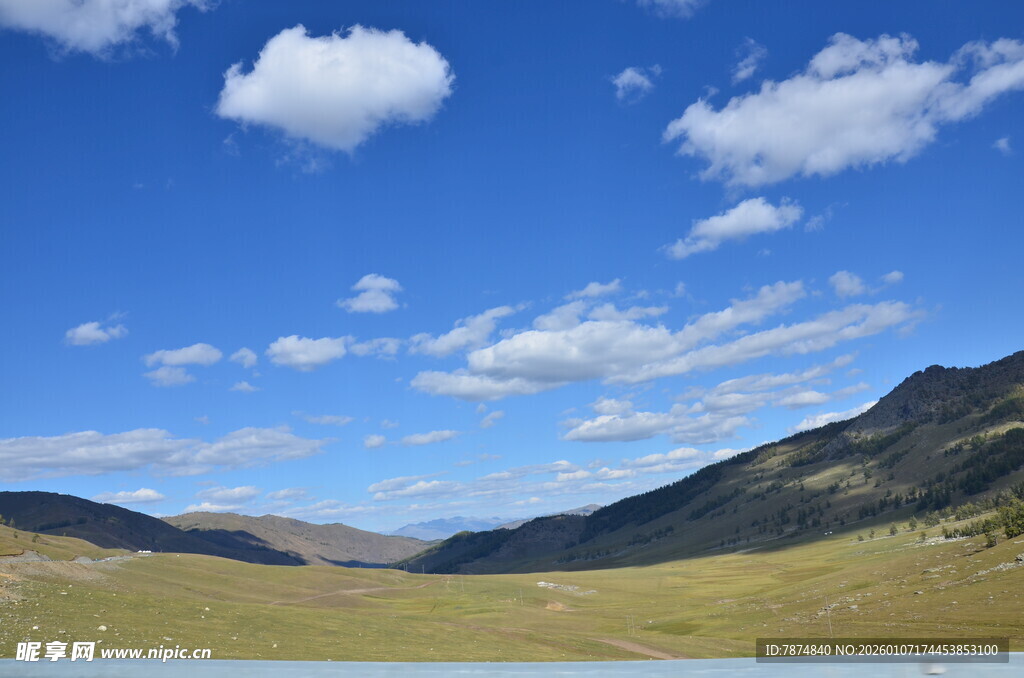 蓝天草原间的壮美山峦