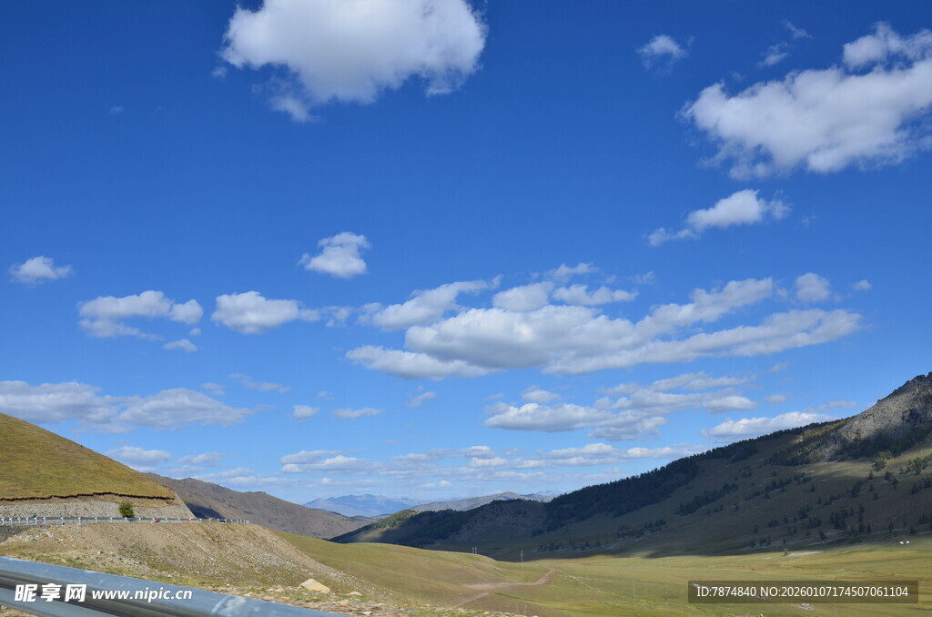 山间公路 蓝天白云美景