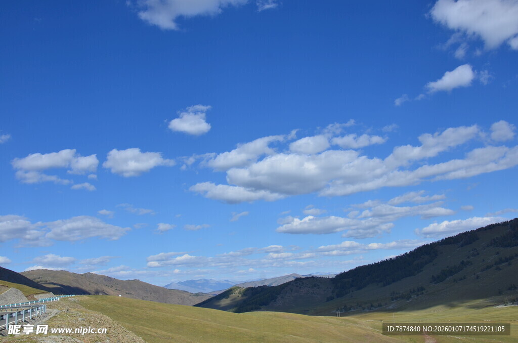 蓝天白云下的山间公路
